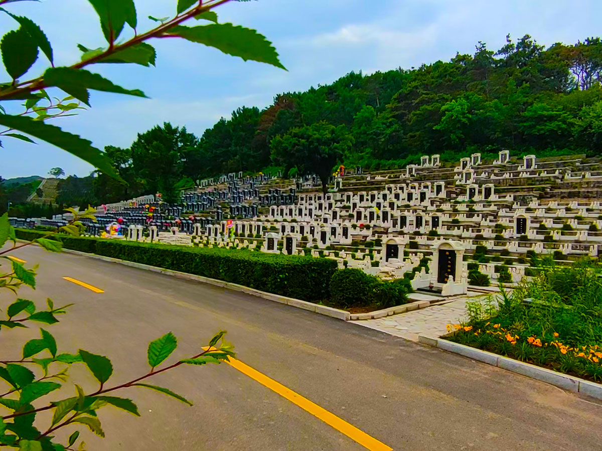 各式各樣的墓碑